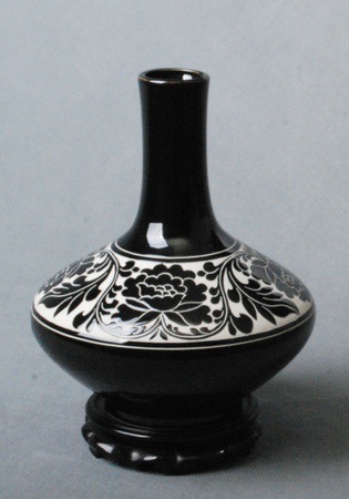 山西民间工艺品刻花瓷如意瓶