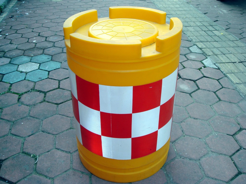 lls龙路士船型防撞桶吹塑防撞桶公路隔离墩