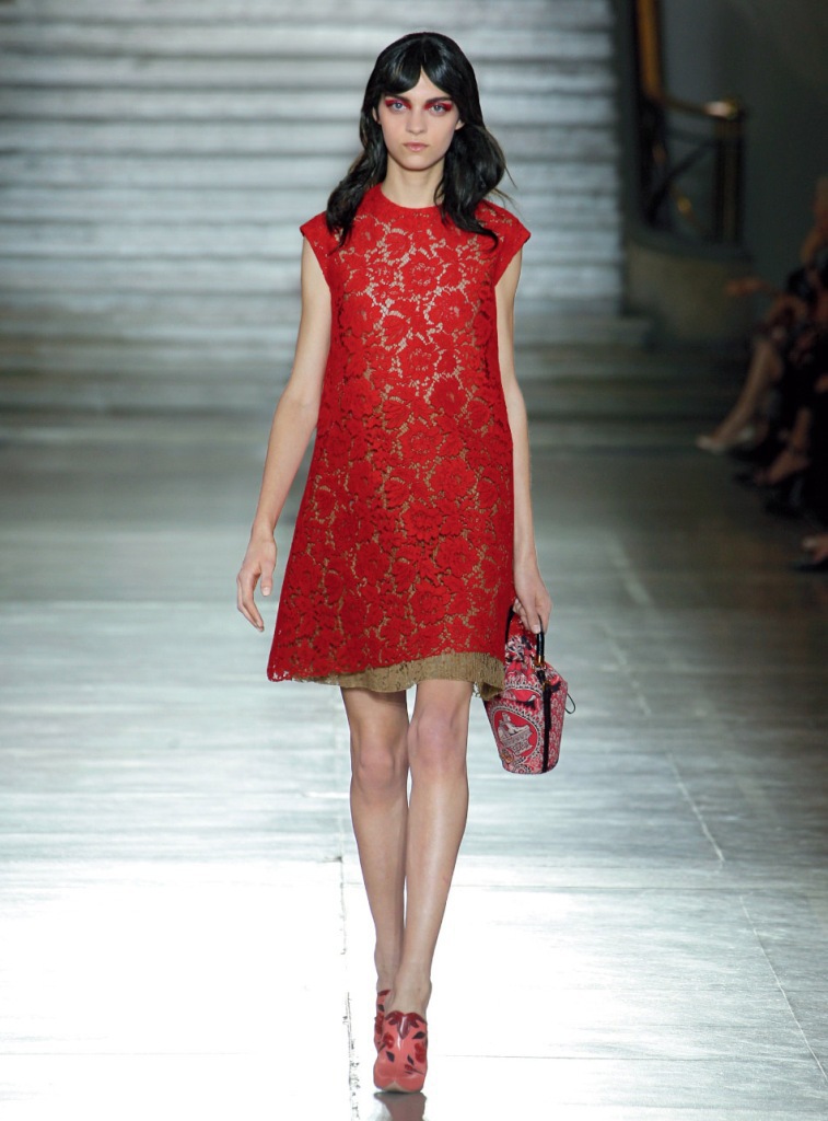 呛口小辣椒3月17日法国巴黎行欧美走秀款花瓣蕾丝连衣裙图片_9