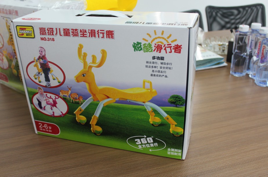 步步宝童车骑坐滑行鹿360度滑动 酷旋滑行着