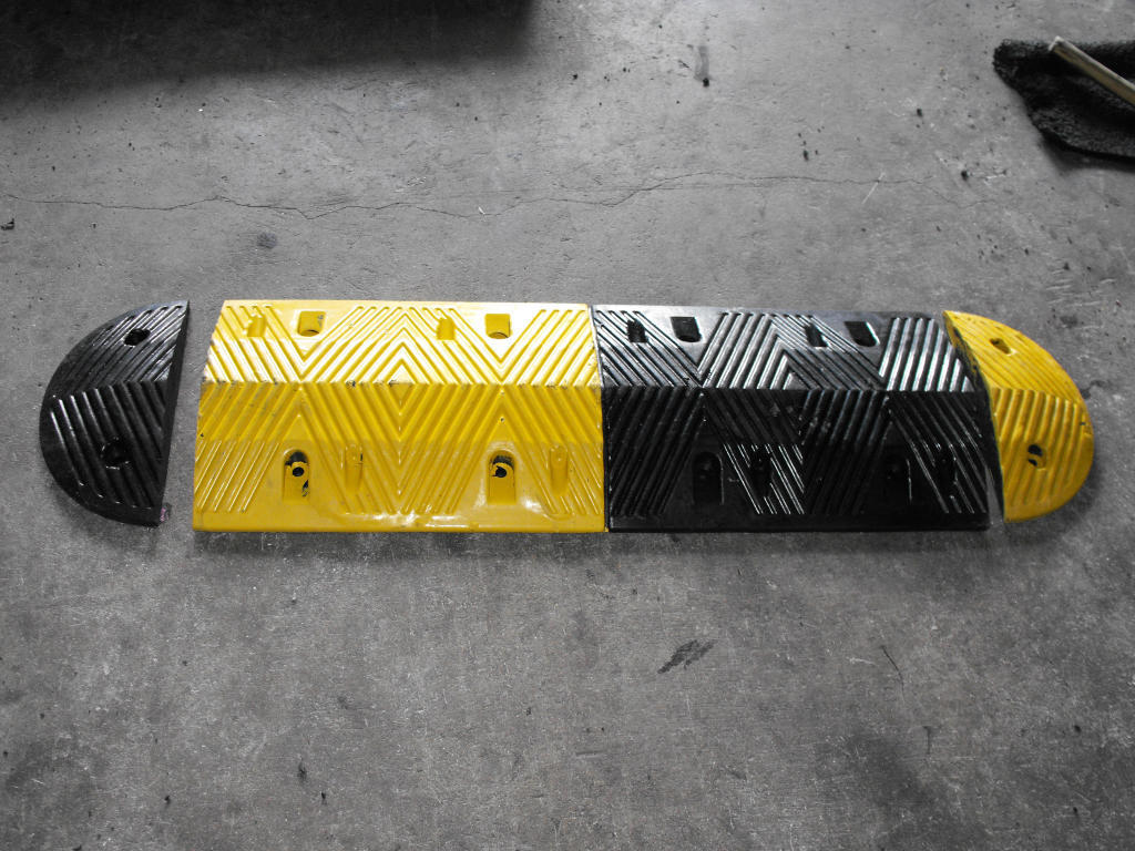 7cm厚橡胶减速带减速带加厚款加高减速垄防滑减震块街道减速垄