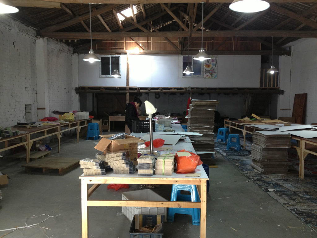 长期承接各种手工活来料加工厂 如;包装 贴纸 装笔 点珠 组盒等