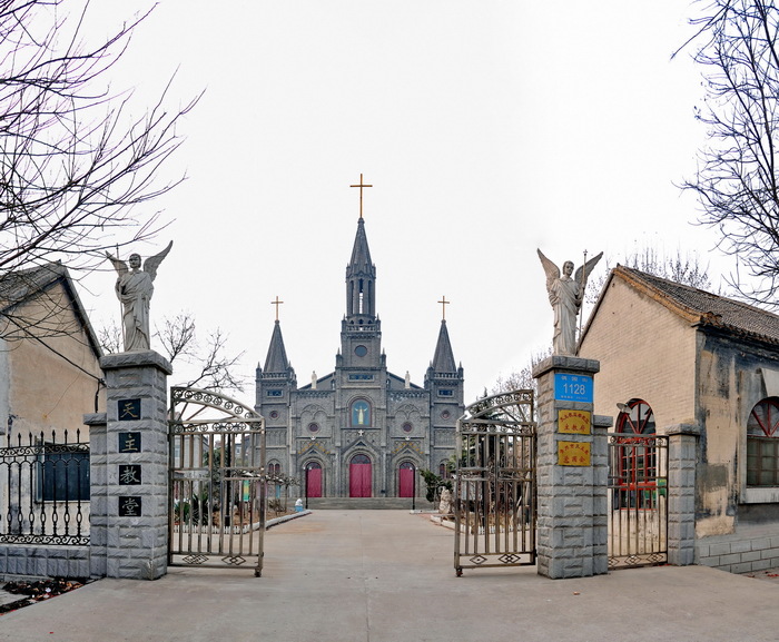天主教堂位于青州偶园街1128号.