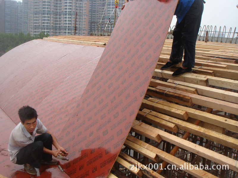 覆膜竹胶合板模板表碛对混凝土的吸附力仅为钢模板的八分之一,混凝土