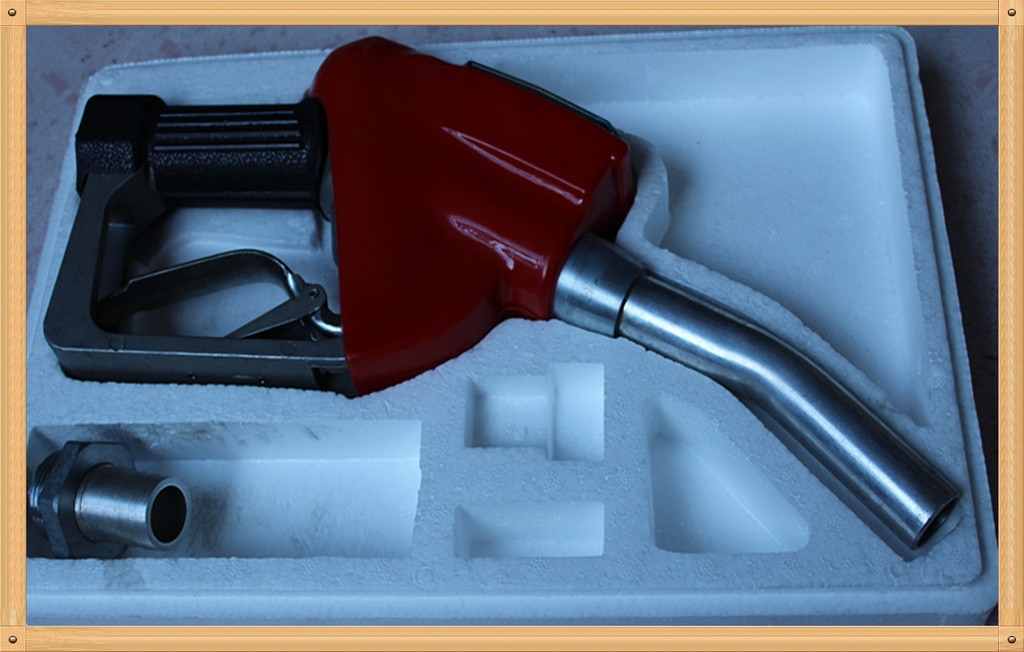 泵配件 加油枪   本款电子计量油枪计量准确,轻型方便,配合抽液泵更