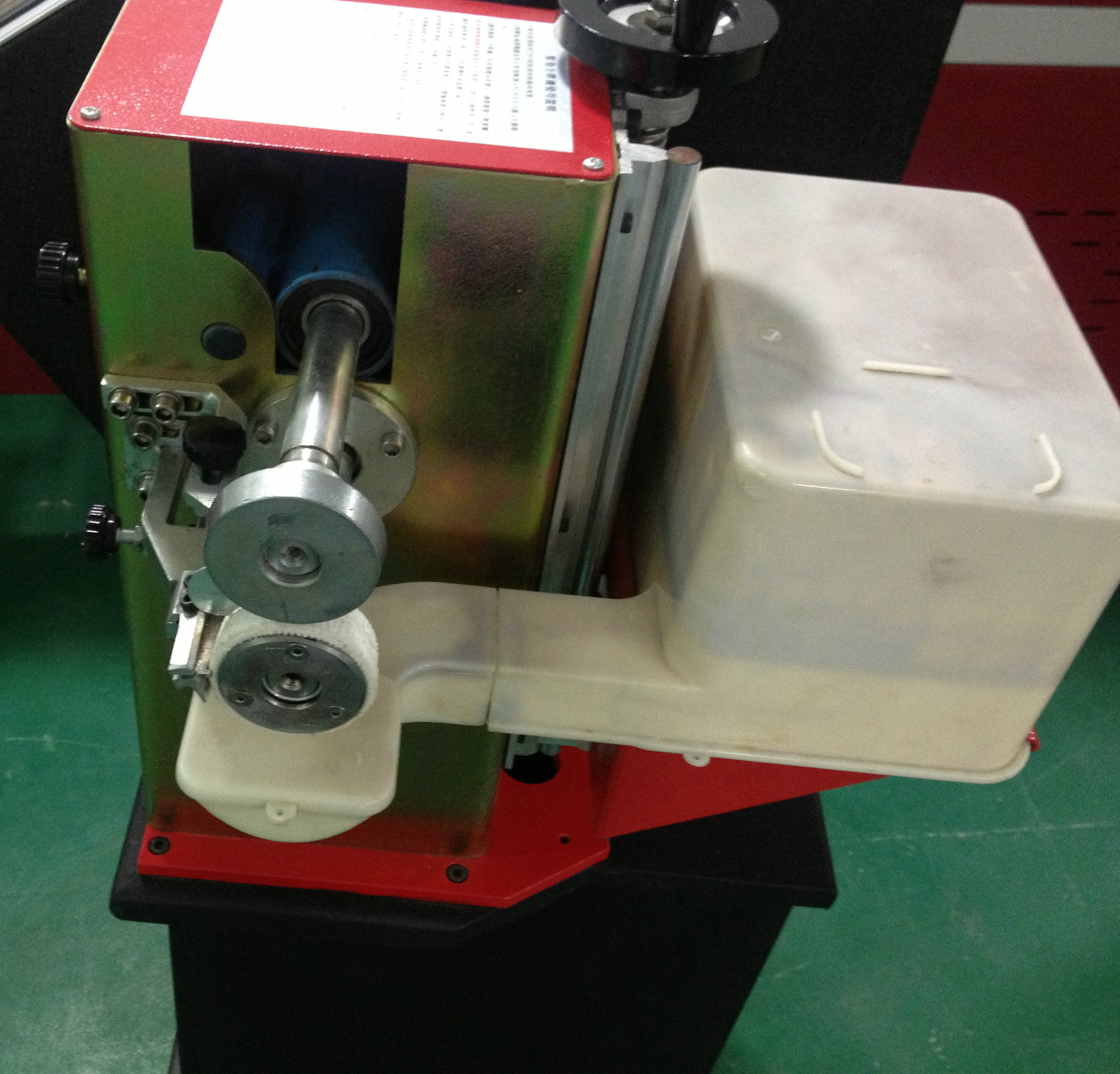 供应鞋机上胶机(鞋面腰帮白胶上胶机)