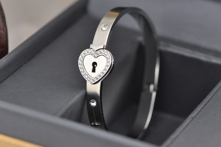 最高版本 爆款冲上云霄2同款手镯陈法拉同款手镯 钛钢带锁的手镯