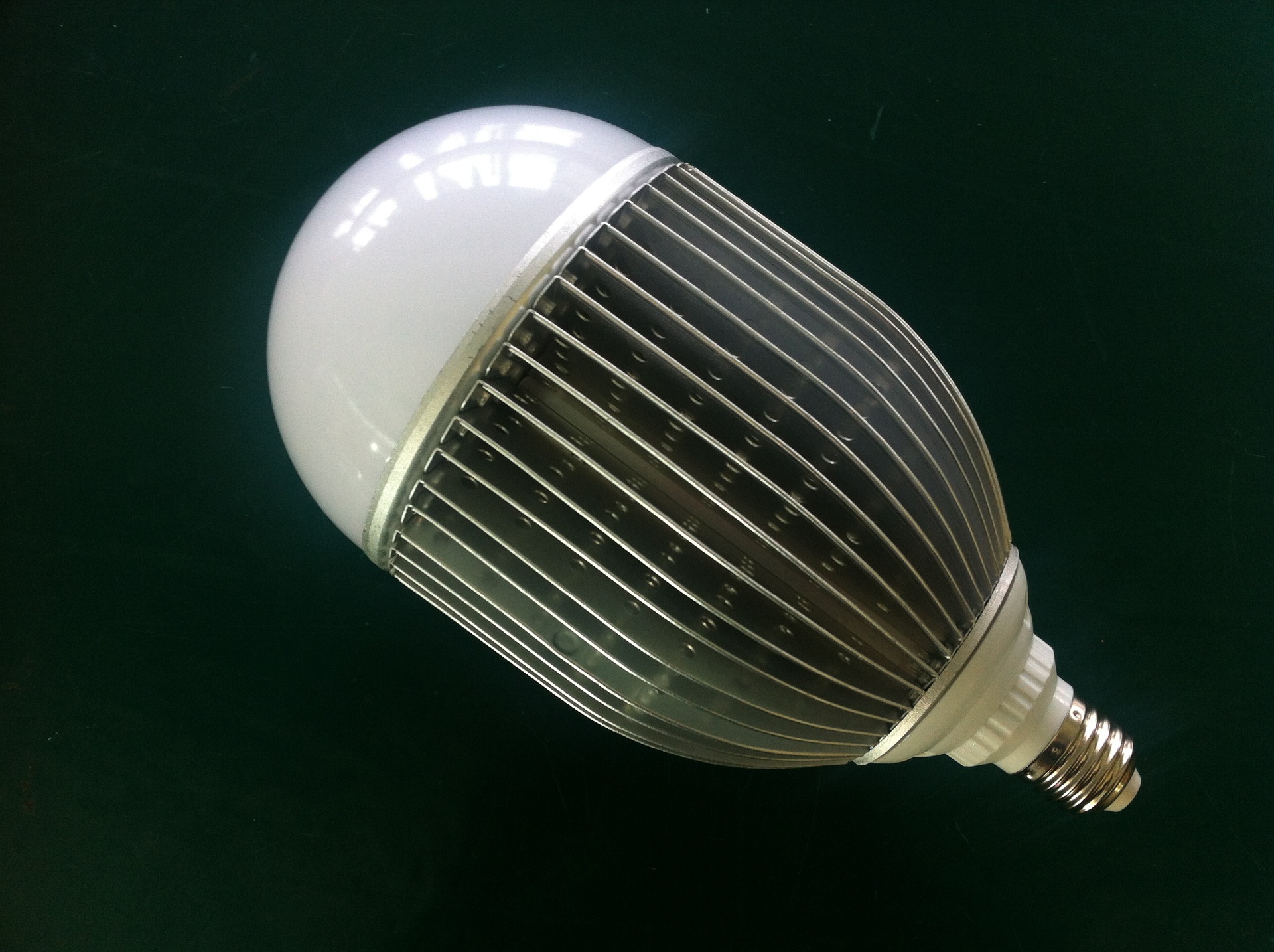 led36w球泡灯 鳍片球泡灯 鳍片式散热结构 替换85w节能灯亮度