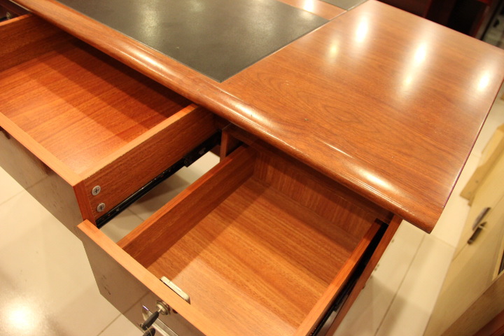 2米海棠色办公桌 六抽屉喷油板式办公桌