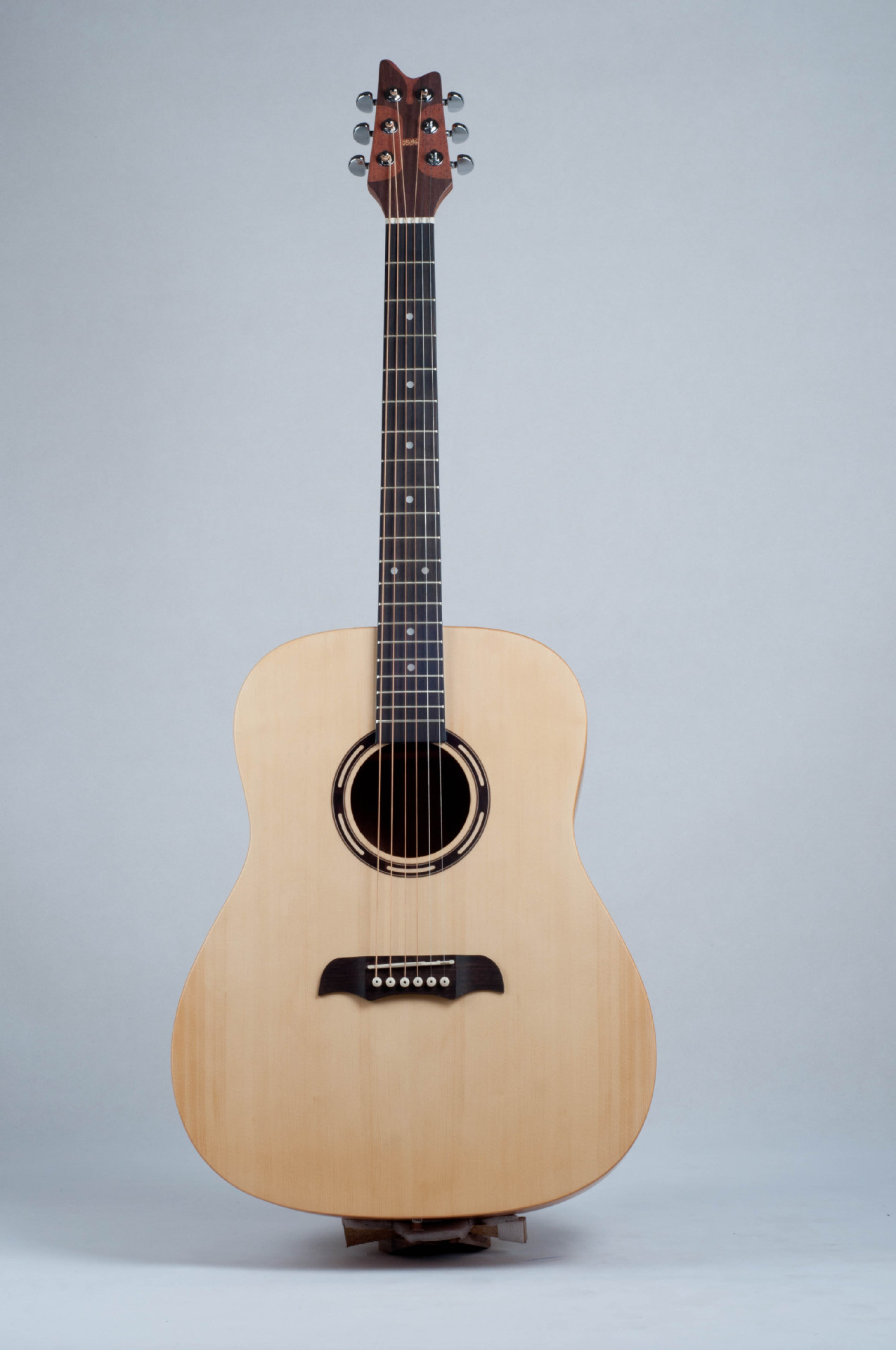 型号:yh-310 背侧板材质:桃花心木 规格:41 产品类别:木吉他 品位:20