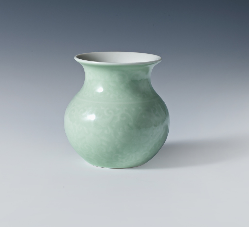 柴窑精品:豆青釉缠枝桃蝠纹尊