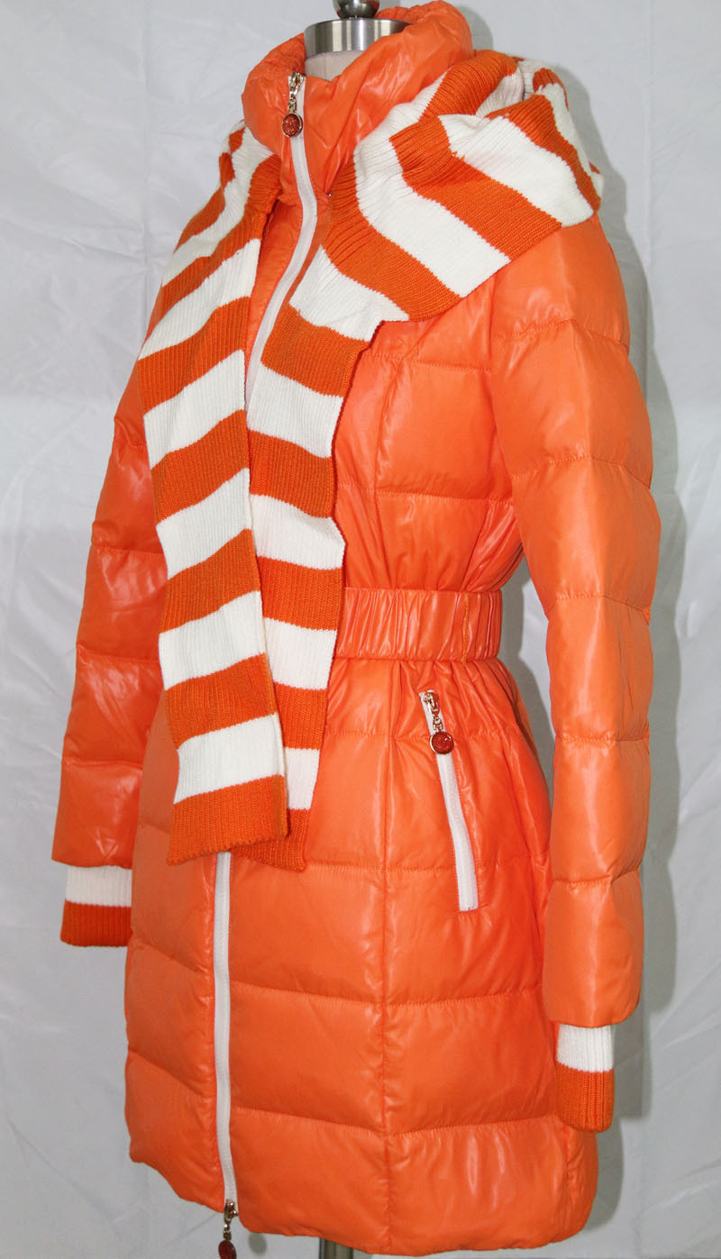 亮色围巾款女羽绒服