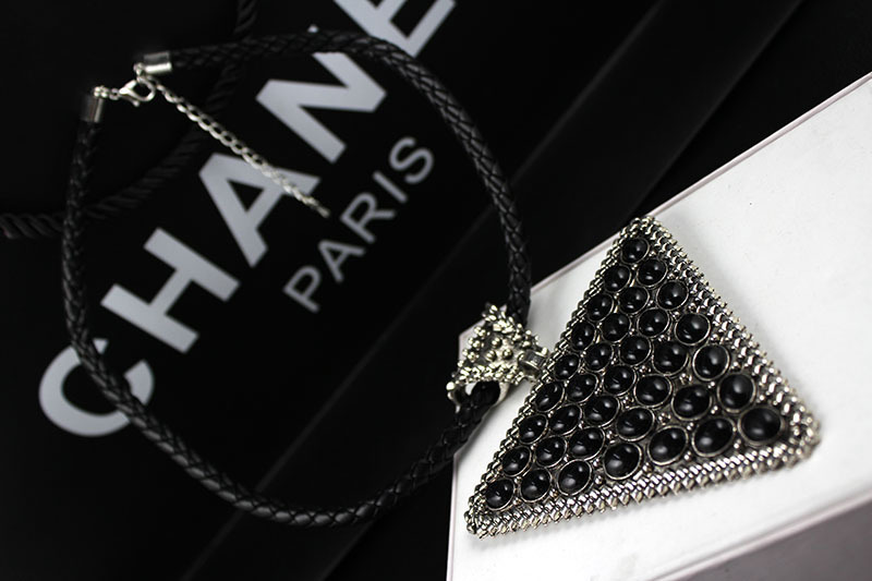 【欧美大牌夸张复古超大几何大三角形黑色铆钉项圈做旧效果短款项链】