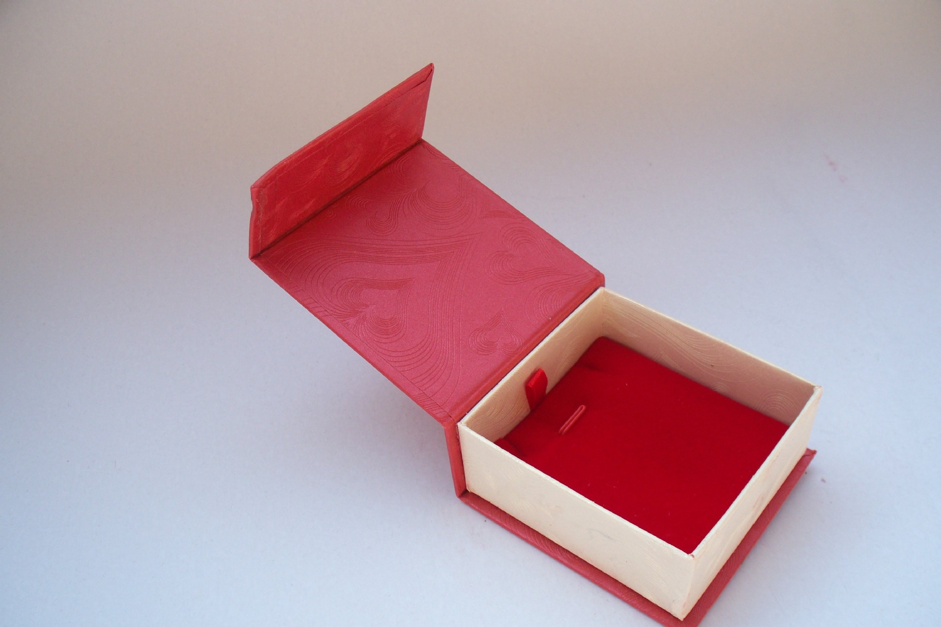 现货供应饰品包装磁吸吊坠盒,磁铁手链首饰盒,饰品包装金花纸盒