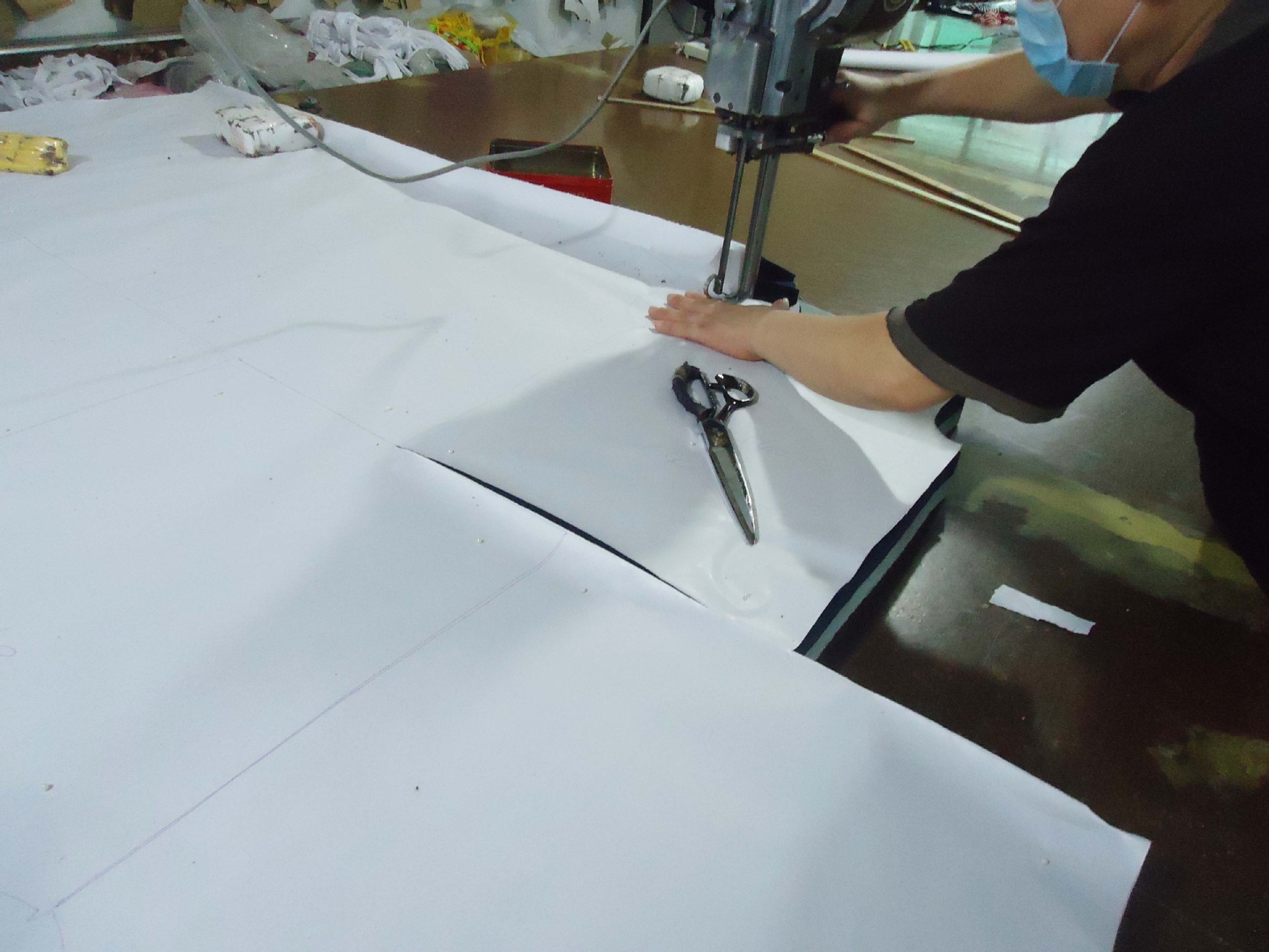 裁床师傅按唛架裁布,裁完后分码打扎,如有印染,绣花,数褶,洗水等工艺