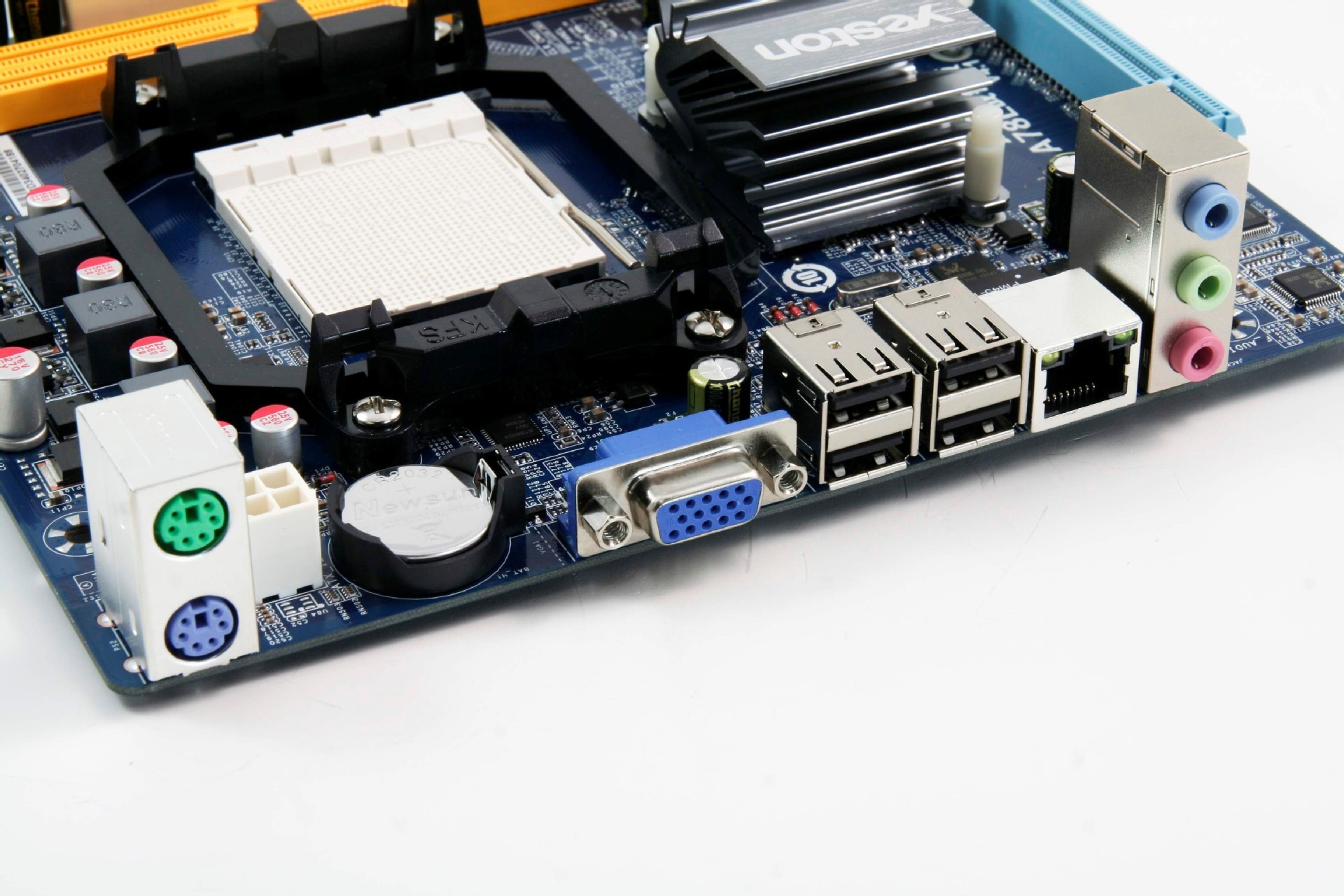 背板i/o部分,提供一组ps/2键鼠接口,1个d-sub独立显示接口,4个usb接口