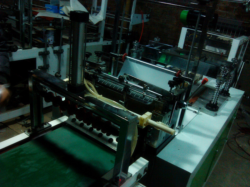 【厂家专业生厂一次性塑料手套机(质量可靠 性能稳定 生产8年)】橡胶