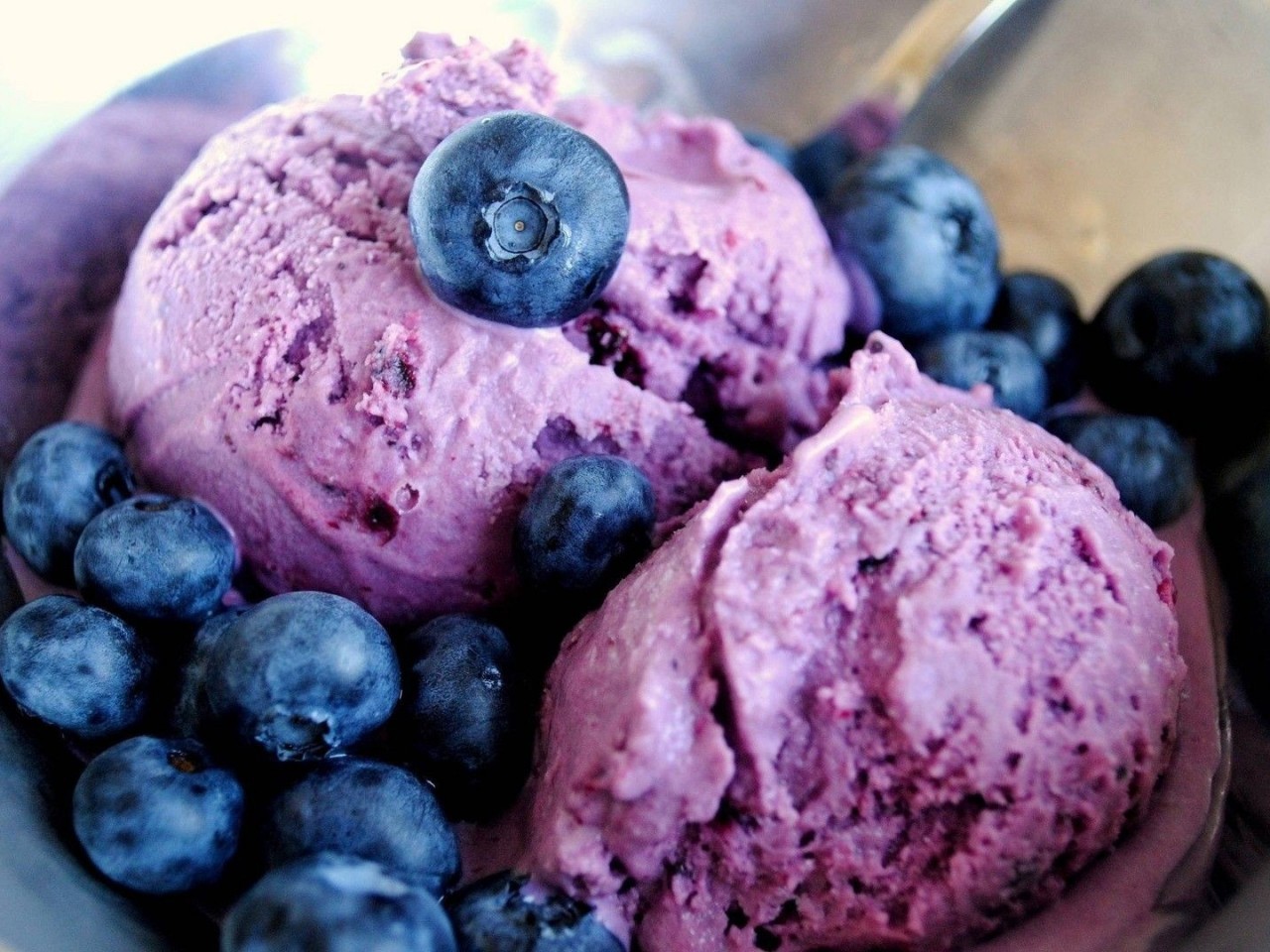 伊利蓝莓味冰淇淋35公斤桶可挖出70个球大量供应