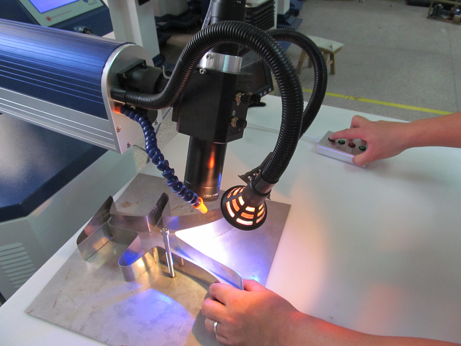 供应不锈钢发光字专用激光焊字机--常州华族厂家直销