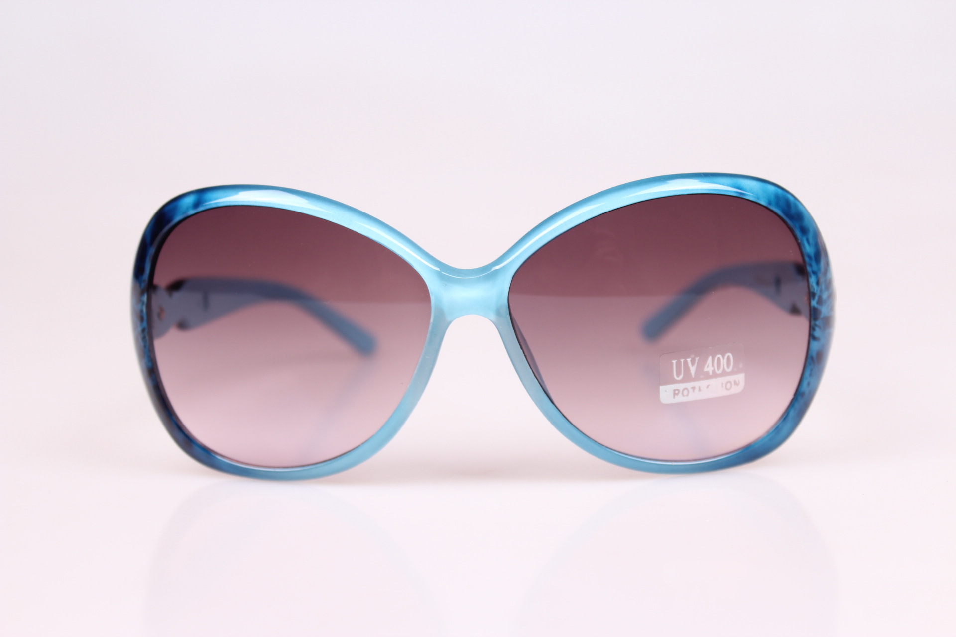 美观,蓝膜镜片是透明的,当我们拿起眼镜左右晃动的时候,可以看到蓝膜