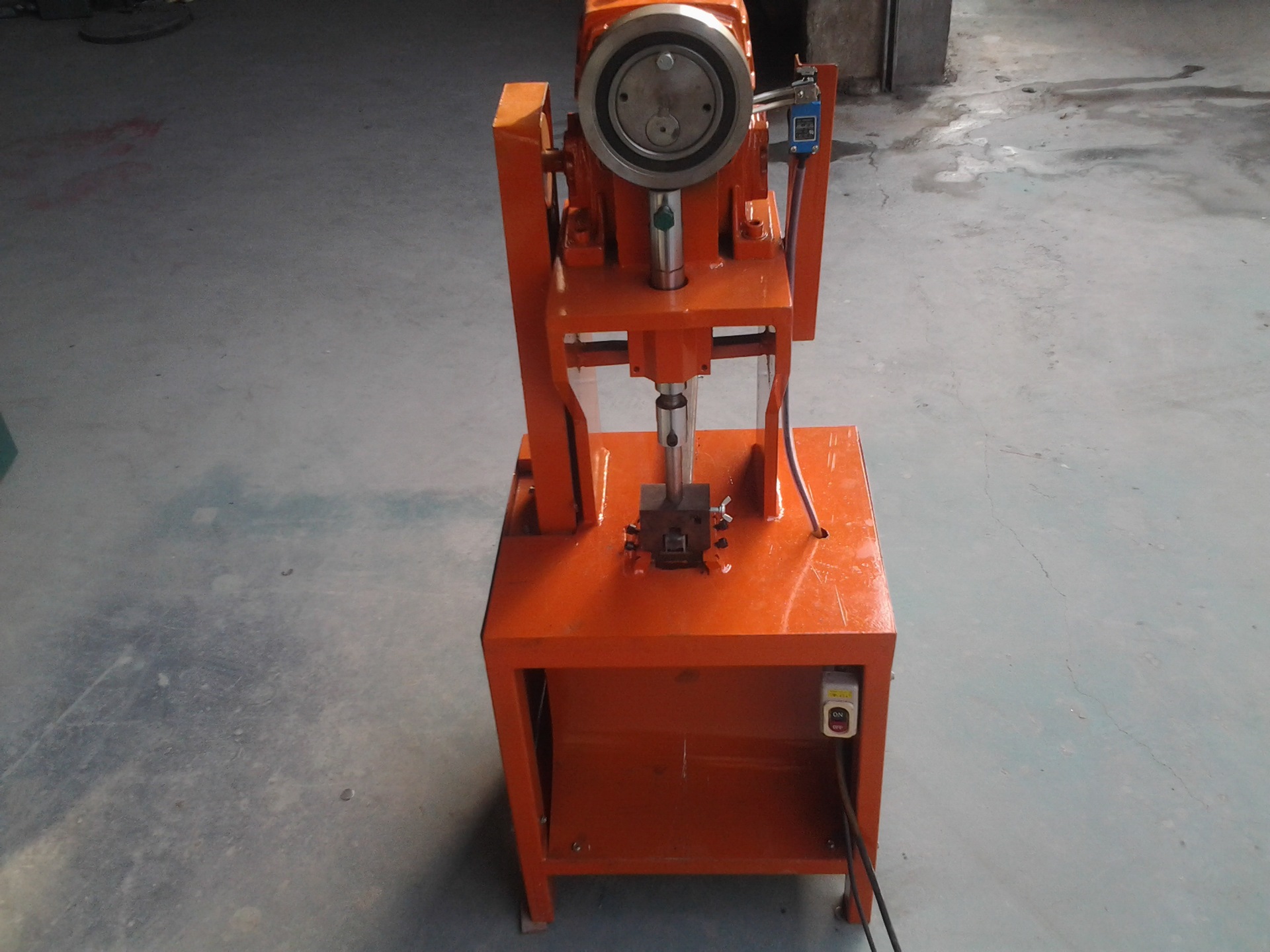 不锈钢电动冲孔机.方管冲孔机                  ￥3280.00/部