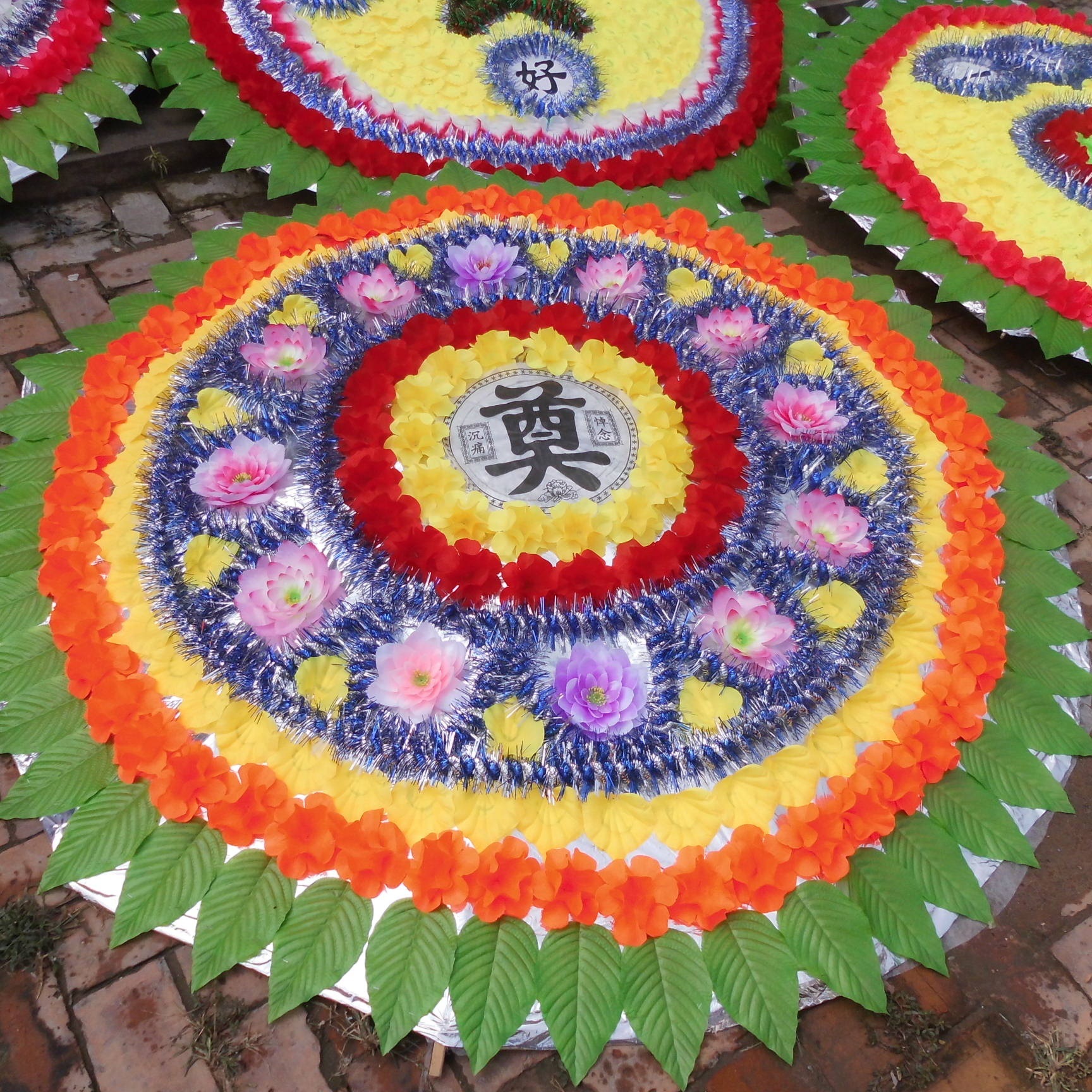 布花圈厂家直销各种殡葬用品骨灰盒寿衣纸活花篮随葬品白事用品