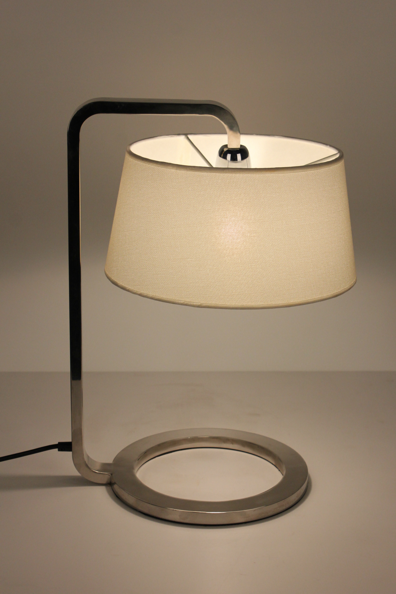 金属圆台米色布艺台灯,酒店会所居室书房台灯,订制灯,工程灯