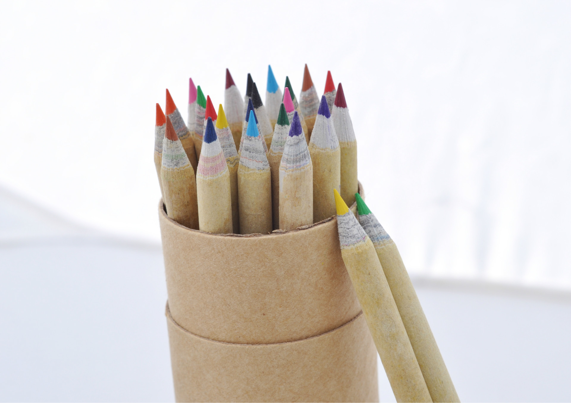 优质环保纸铅笔 牛皮纸报纸双色彩芯 color paper pencil