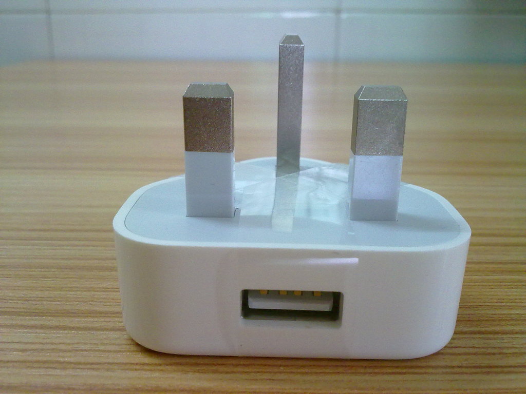 批发苹果港行充电器 三角英规充电器 iphone4充电器 ipad充电头