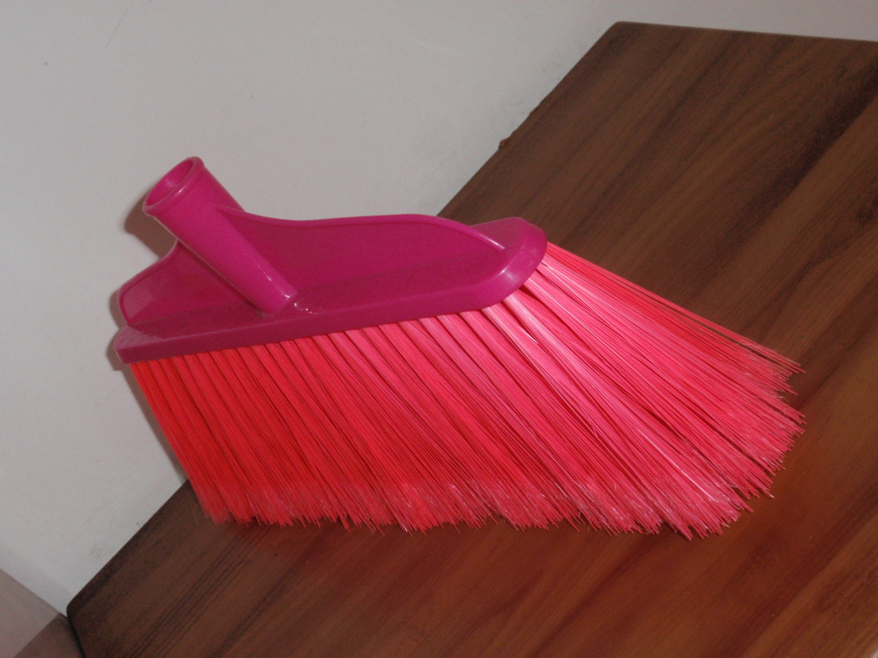 供应美观 多颜色 时尚高档 塑料扫把 扫帚 清洁工具 b202