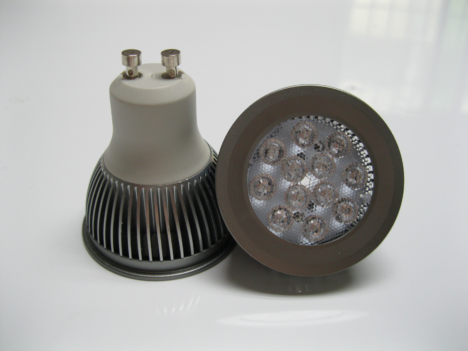 采用2323贴片灯珠,12个灯珠,采用雷迪克透镜,配上新款gu10灯头,可以