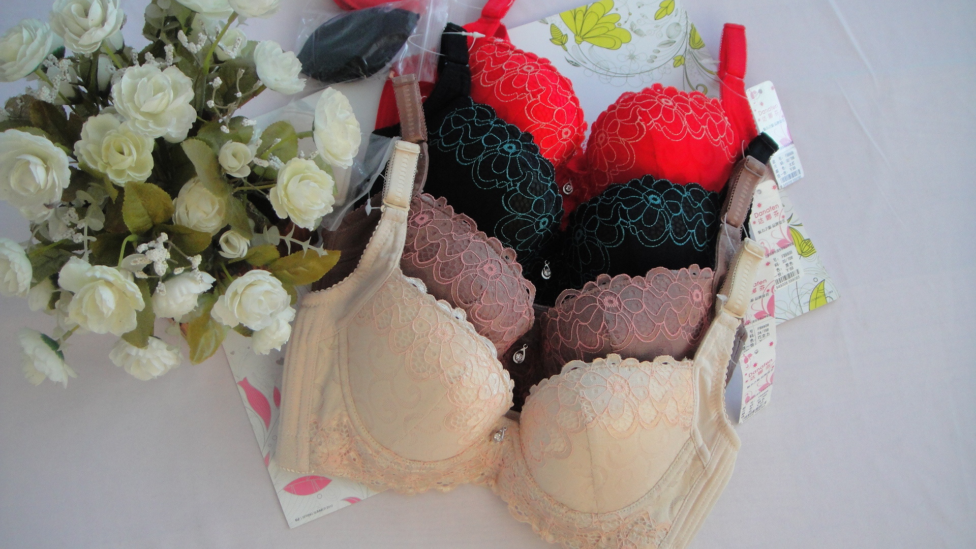 经典后三排扣 花边文胸 带插片 低价销售中