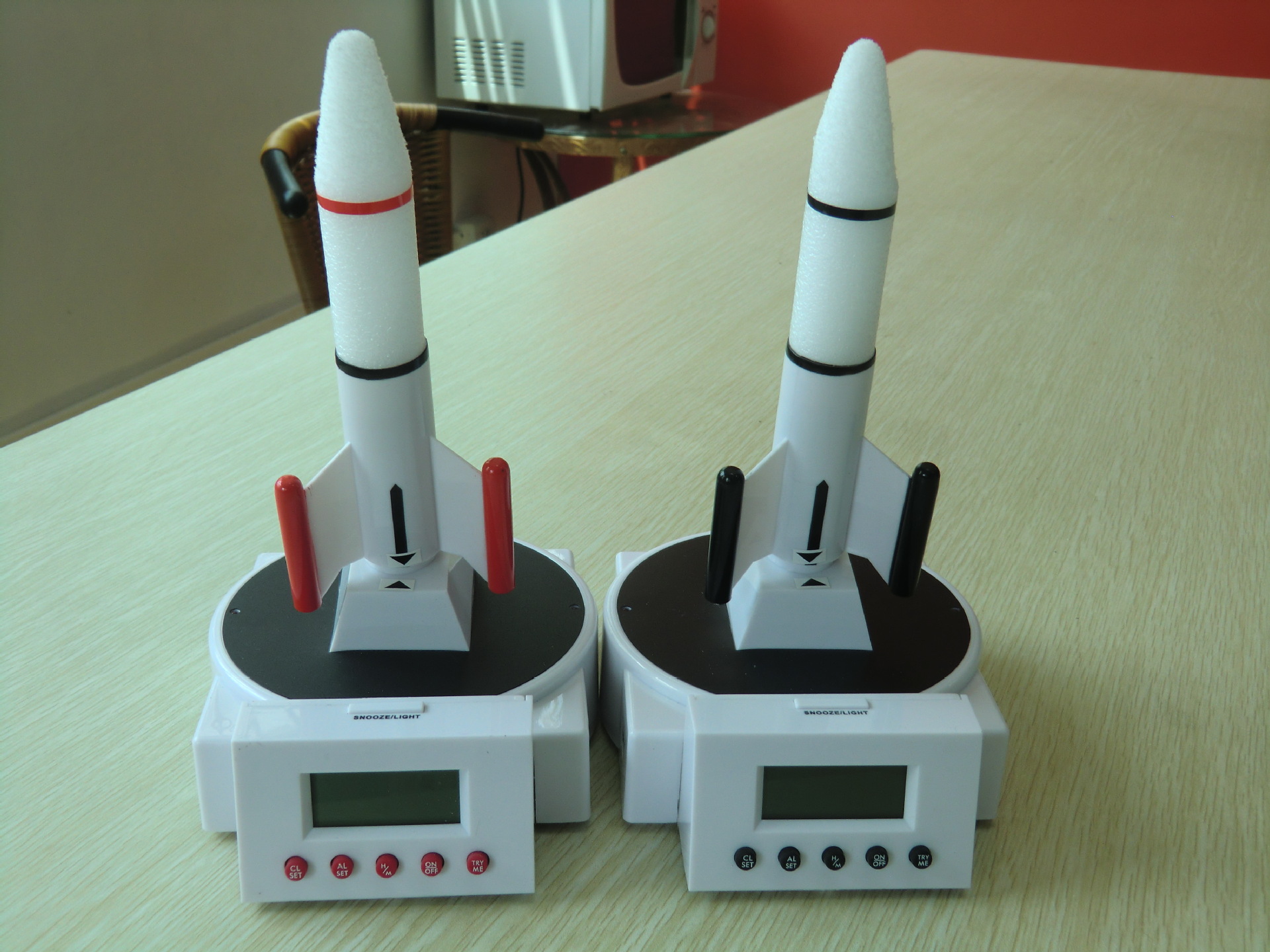 供应新奇特创意时尚会飞的火箭闹钟促销礼品