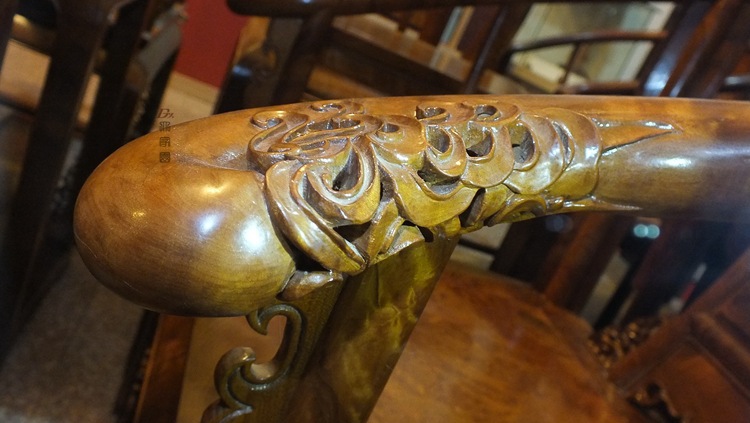 精雕皇宫椅扶手工艺解析