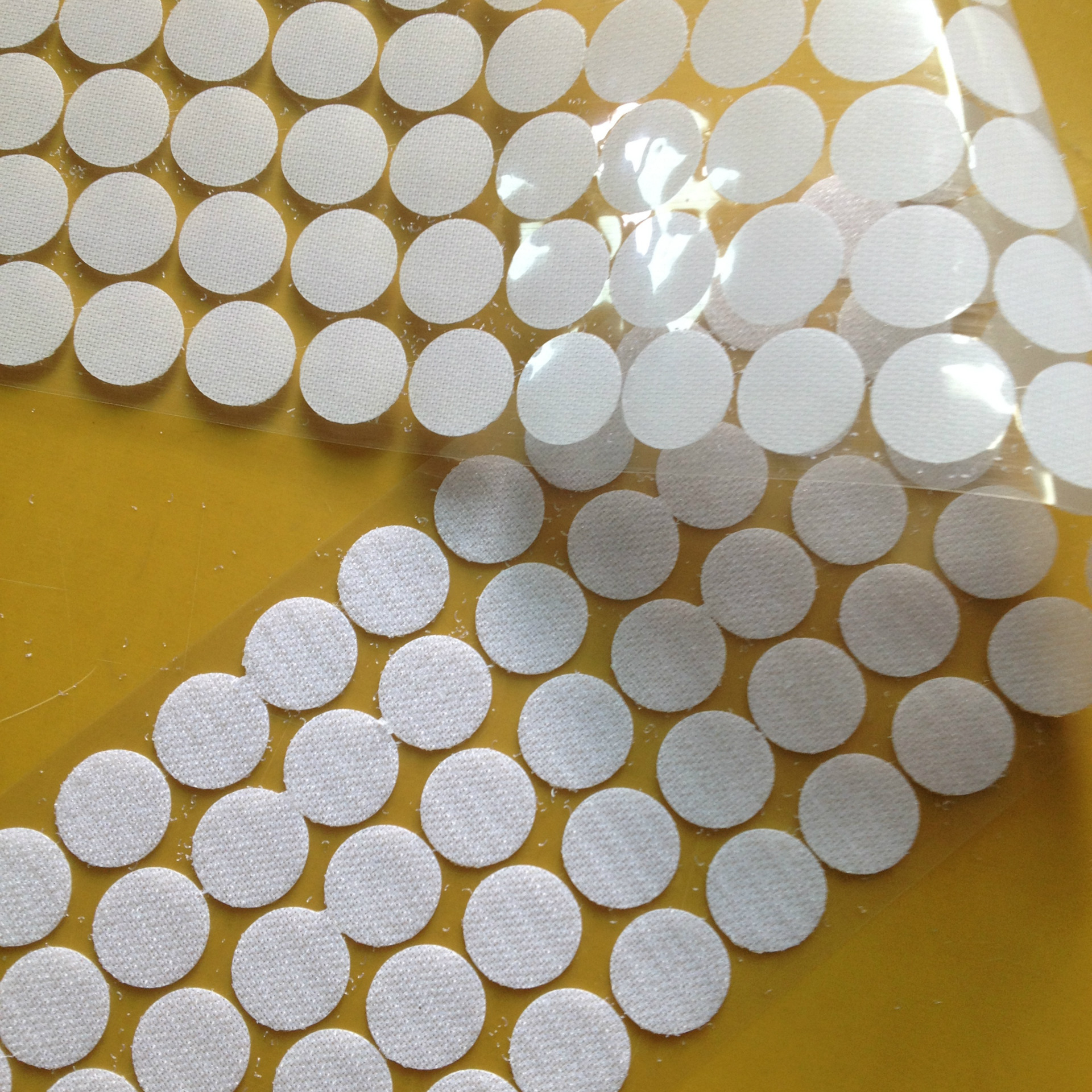 现货销售 高强力背胶圆形毛刺粘扣带 pvc冲型魔术贴 免费提供样品