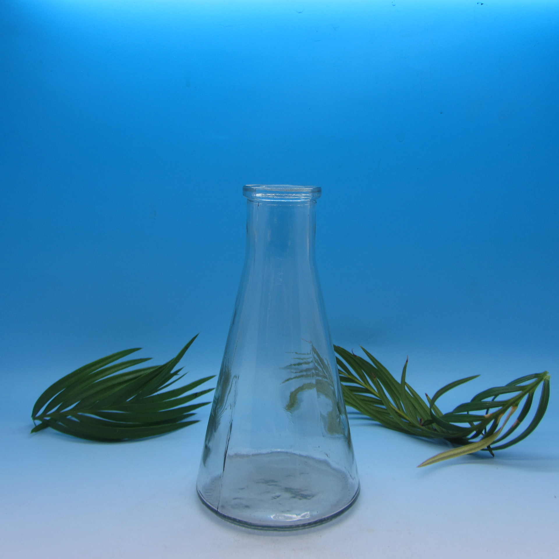 厂家供应优质高白料玻璃350ml蒙砂锥形冷泡茶瓶