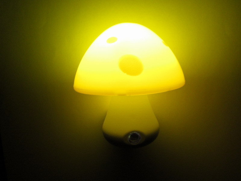 厂家生产 礼品小夜灯 蘑菇头塑料led光控小夜灯可定制logo广告