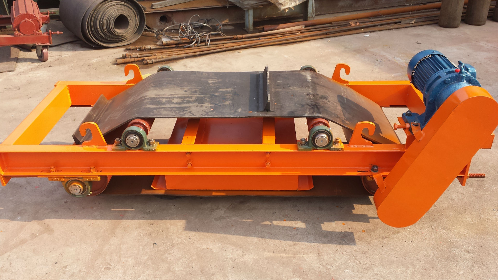 rcyd系列永磁自卸式除铁器是由高性能永磁磁芯,弃铁皮带,减速电机