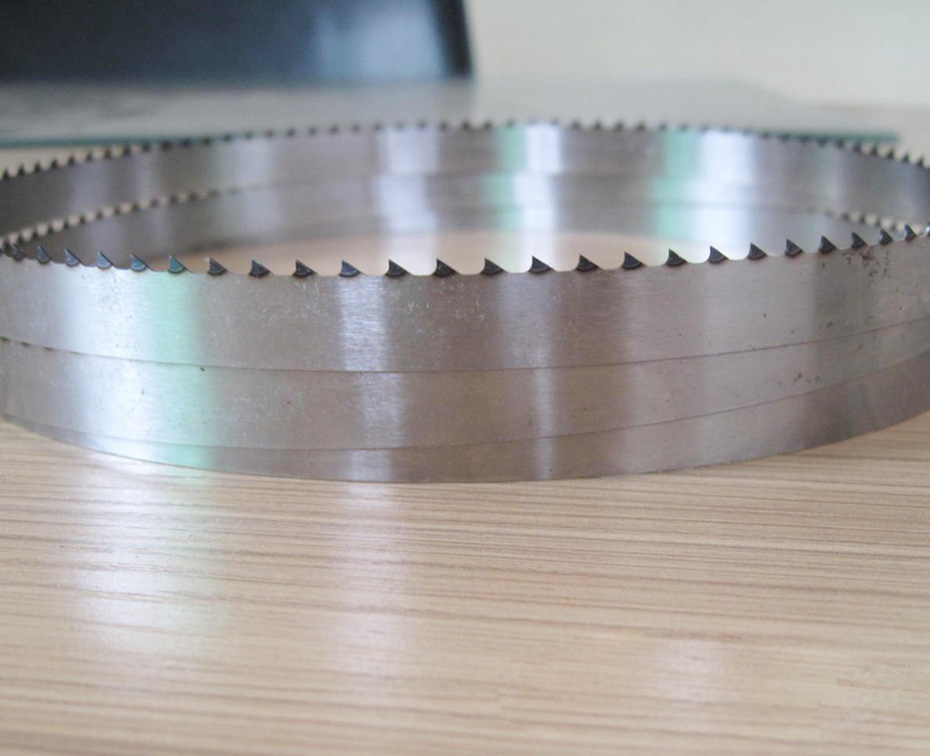 &nbsp;1,选用高品质的带锯床,正确地操作和调整机床是保证带锯条使用