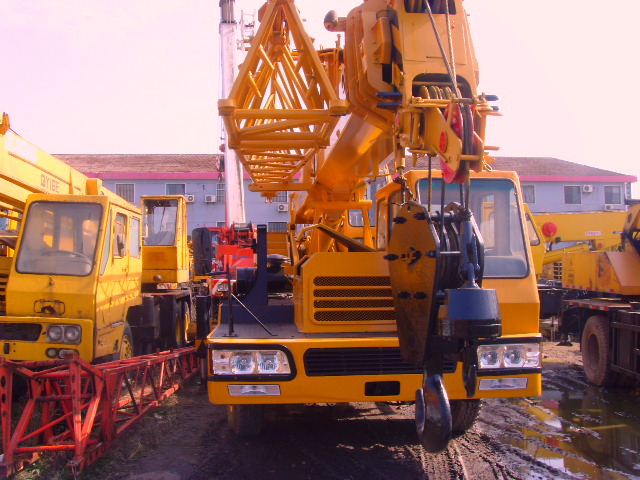 二手工程机械 汽车吊 本公司拥有各种二手吊车,二手压路机,二手装载机