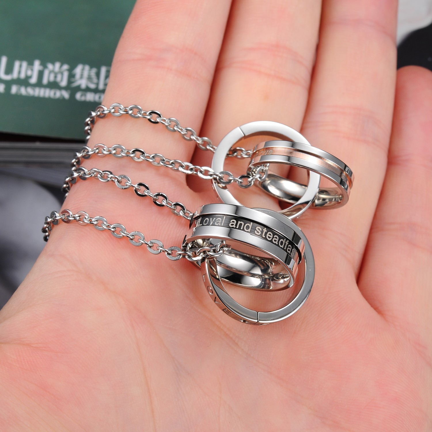 非常坚韧和耐腐蚀,它不会像银会变黑,在常温下 终身保持本身的色调