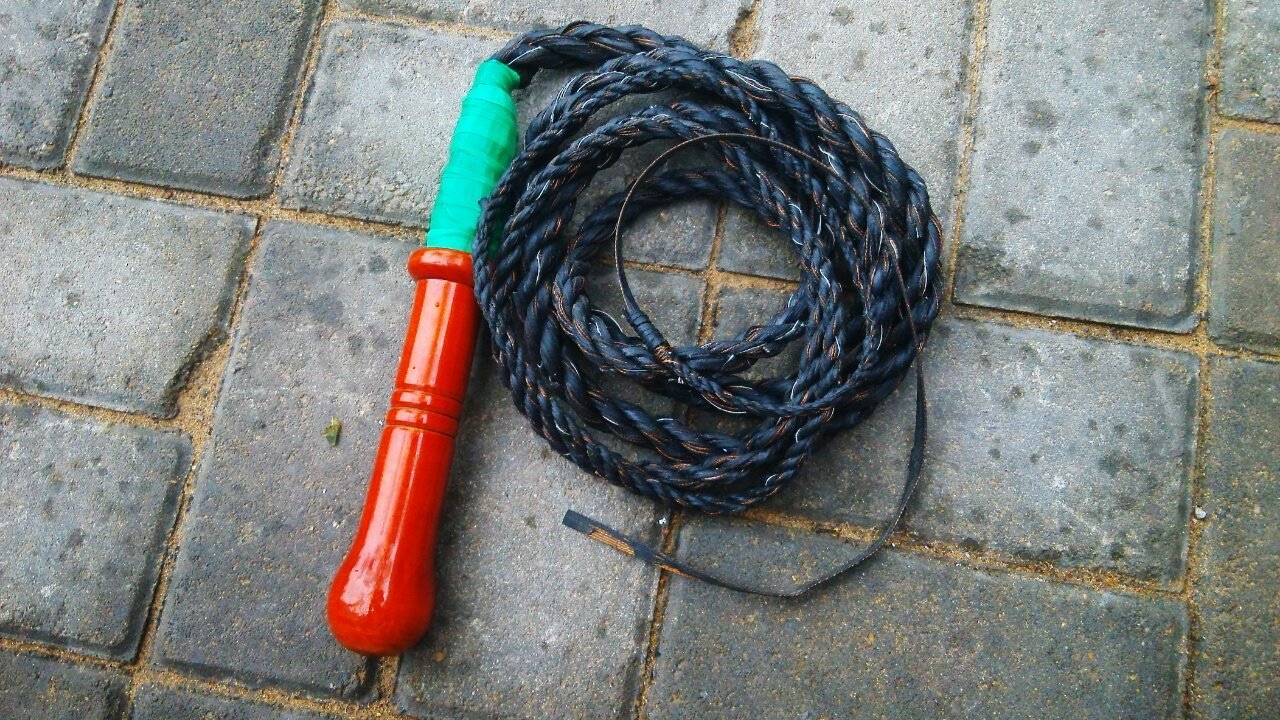 供应陀螺鞭子抽打健身大陀螺专用甩鞭实木柄进口尼龙橡胶拧制批发