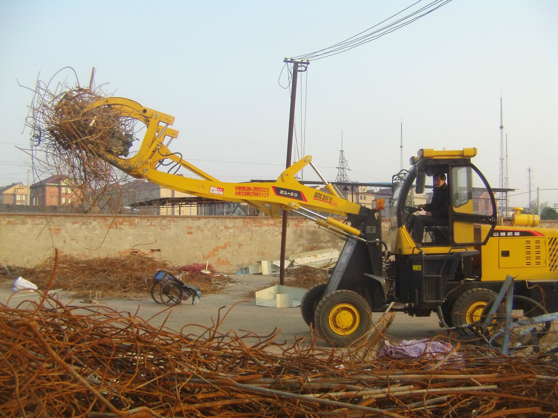 山峰专业定做各种小型抓木机抓铁机zl18,zl20,13953965127