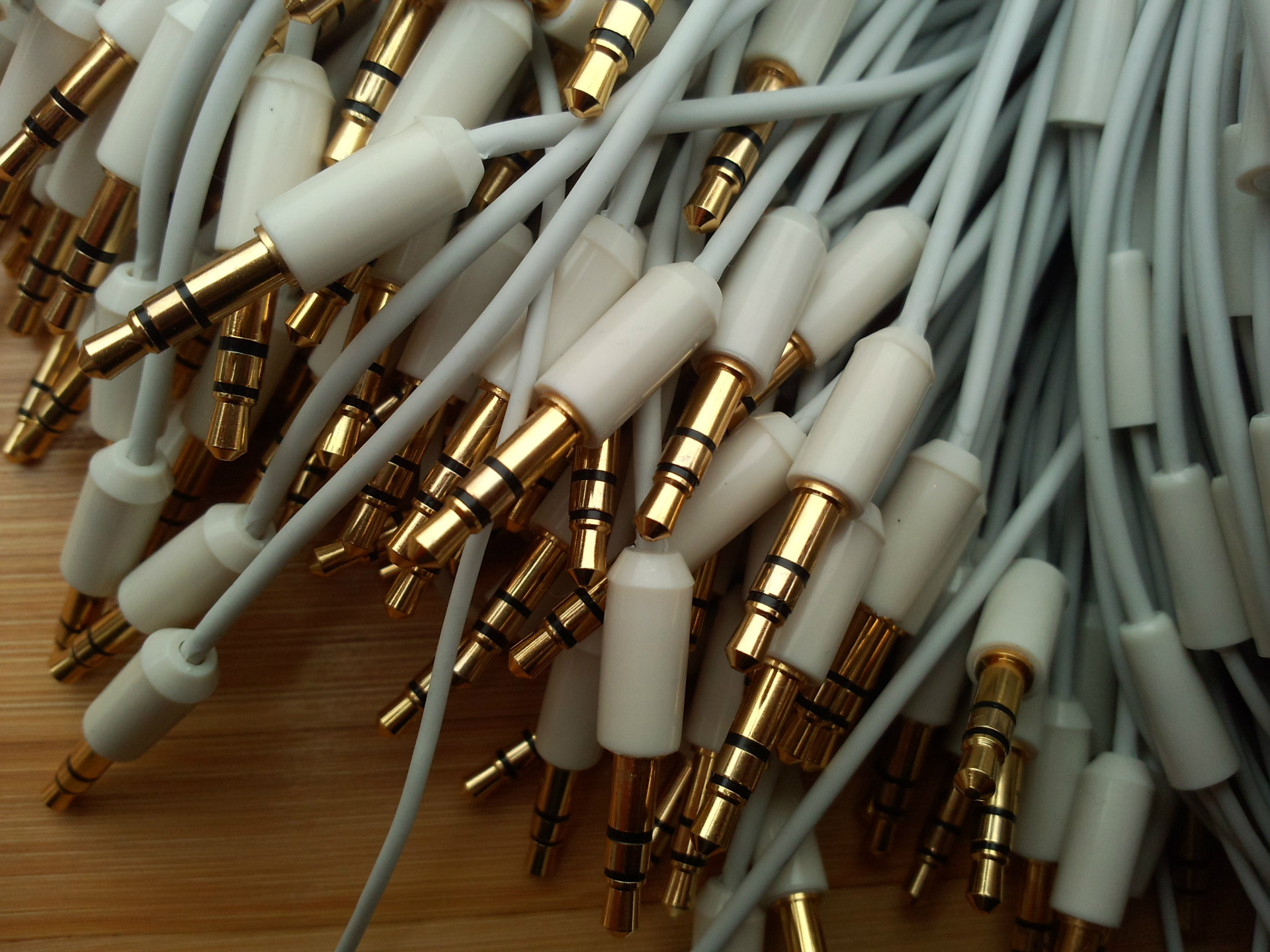 厂家直销入耳耳机重低音耳机线材 3.5mm接头通用型