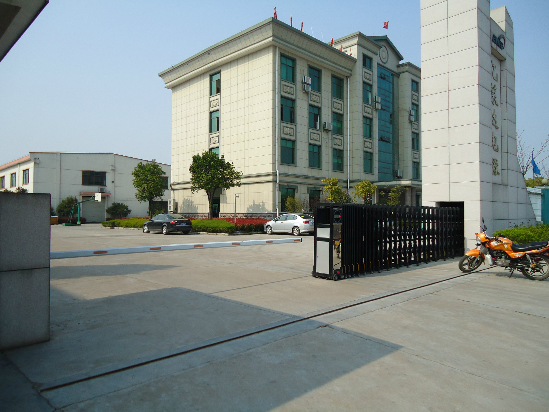 厂家电动伸缩门铝合金电动伸缩门公司学校用电动大门