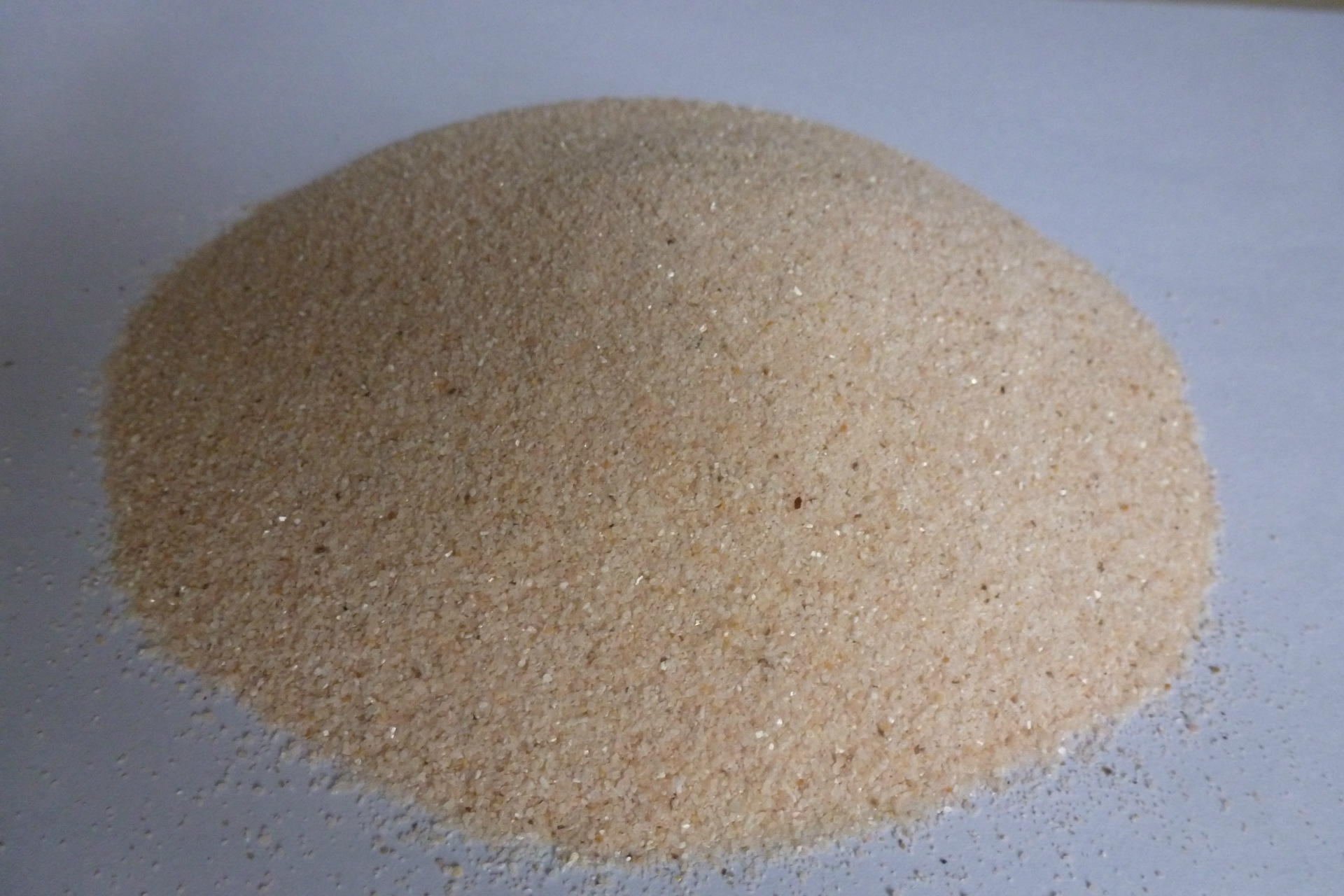 河砂主要是漫滩沉积砂,其颜性呈灰白色或者灰黄 色,含中细砂,中粗砂