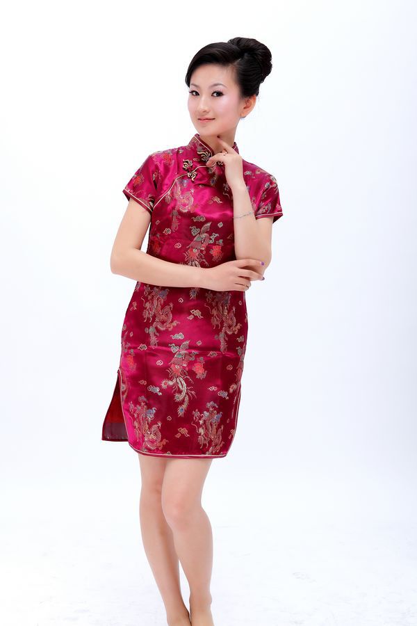 喜庆古典梅花织锦缎短袖短款旗袍 剪裁礼仪活动表演旗袍 拍照礼服图片