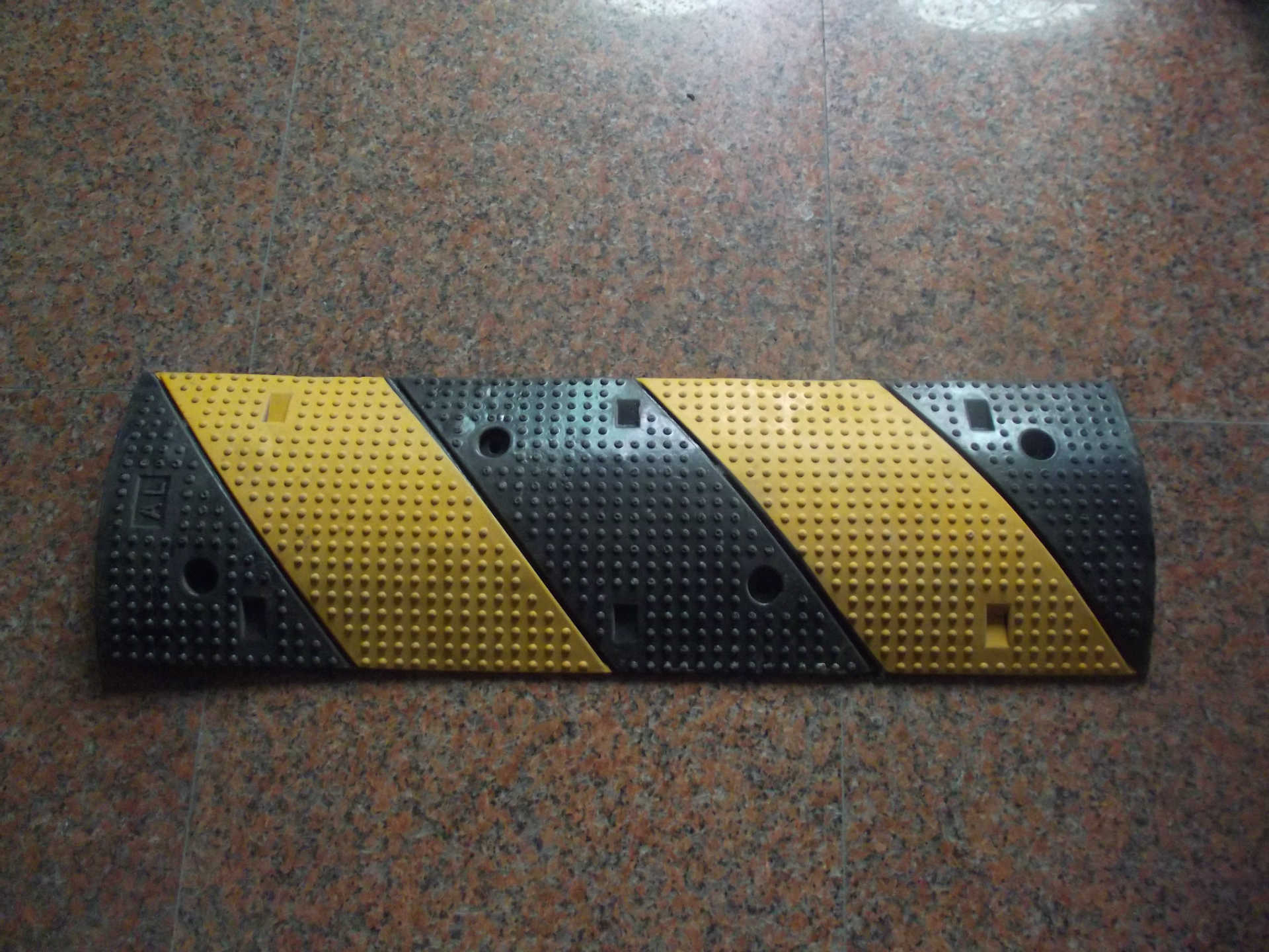 最便宜5公分厚标准橡胶减速带 不裉色波浪形减速带各种款式减速垄