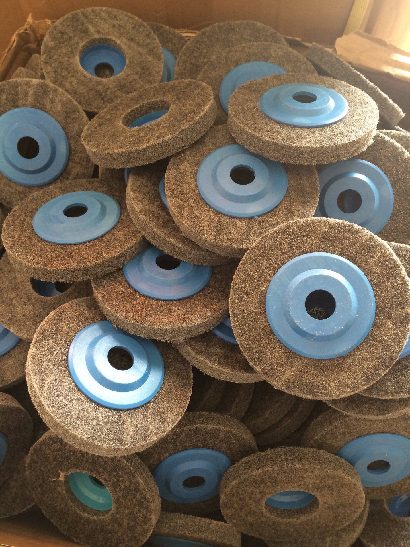 厂家直销质量优价格史上***低抛光磨料4寸尼龙轮生产磨片2.5元每个