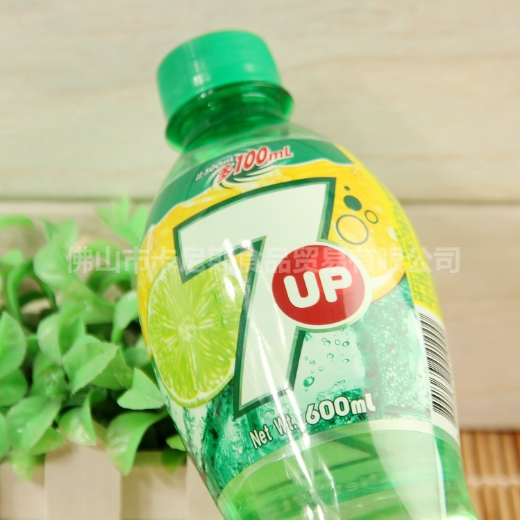 热卖商品 批发供应香港进口七喜汽水600ml 瓶装 碳酸饮料